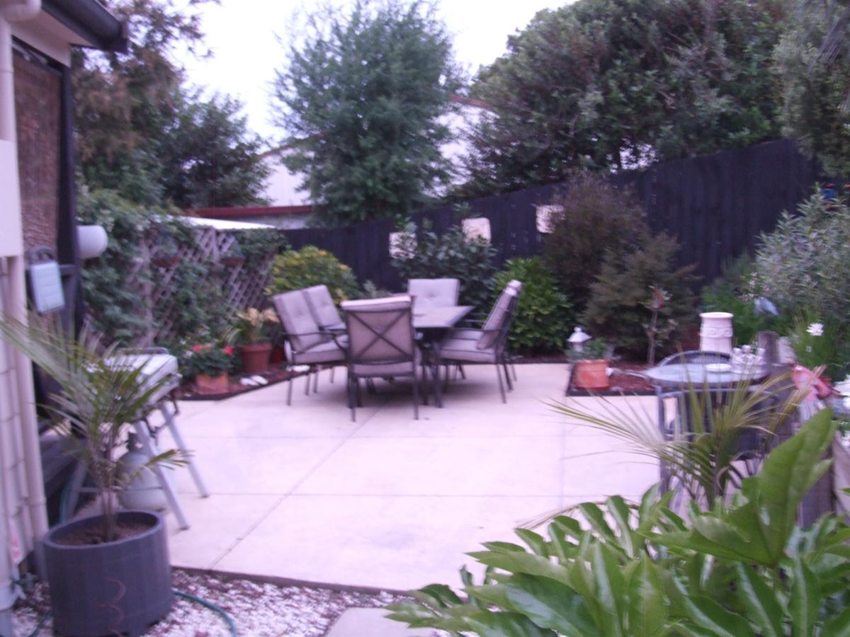 Annie'S Bnb At 7C Renwick Exterior photo